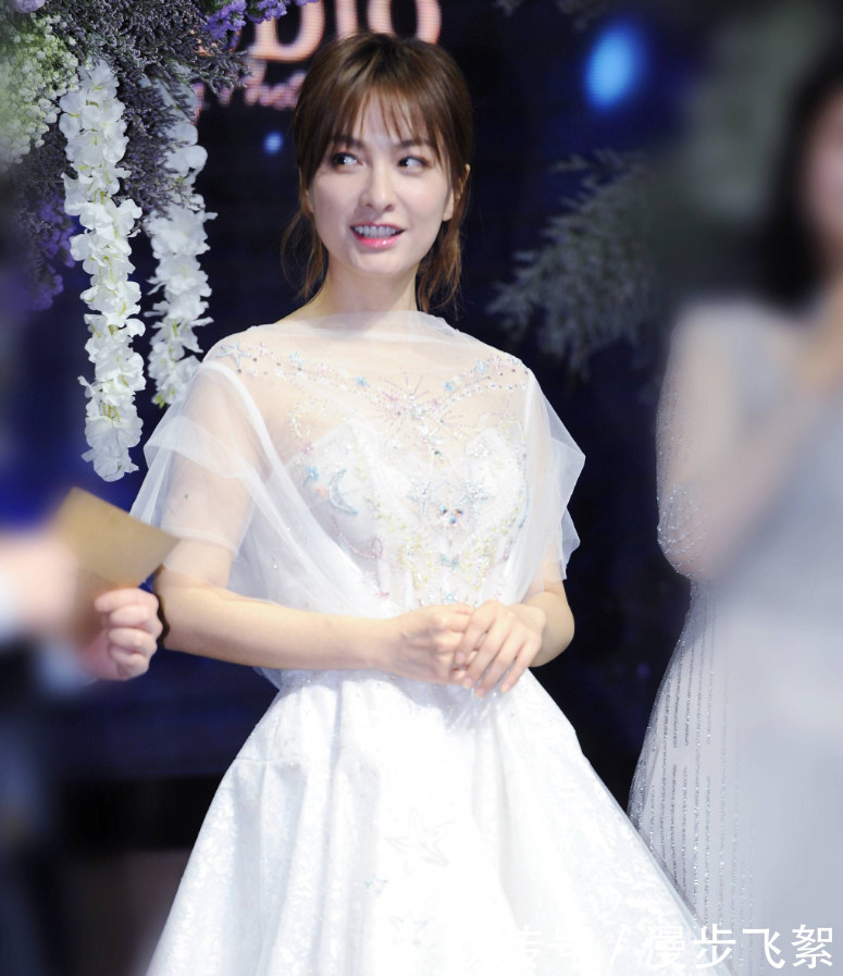 把纱裙穿成村姑的女星很少，不巧吴昕就是其一，网友：丑出新天地