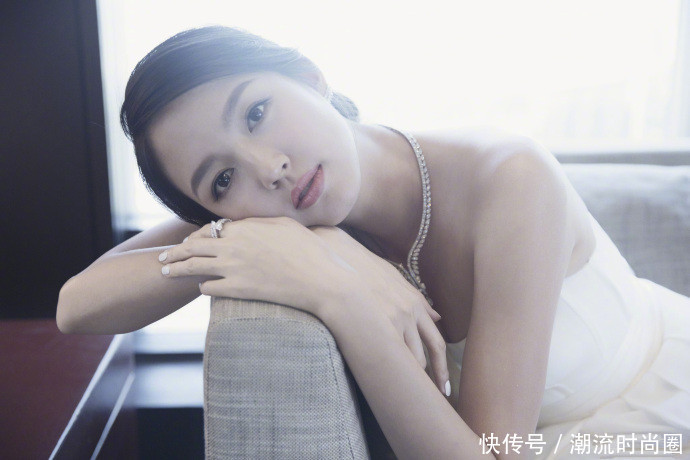 张梓琳惊艳了！仅穿了件抹胸裙就气质炸裂，这身材简直在拉仇恨！