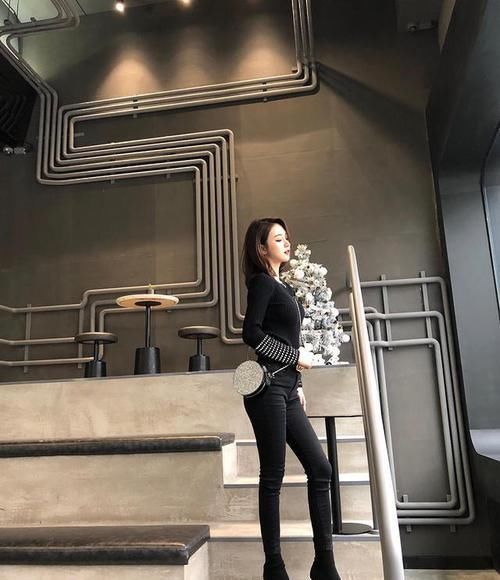  风采：紧身牛仔裤散发女神青春活力，展现女性温婉风采，塑造迷人身材！