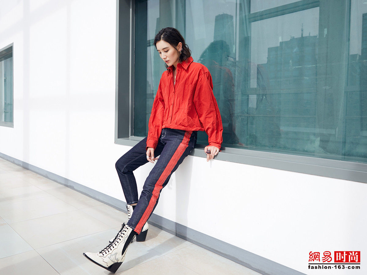 宋佳明明没穿热裤短裙露腿 却依旧撩人