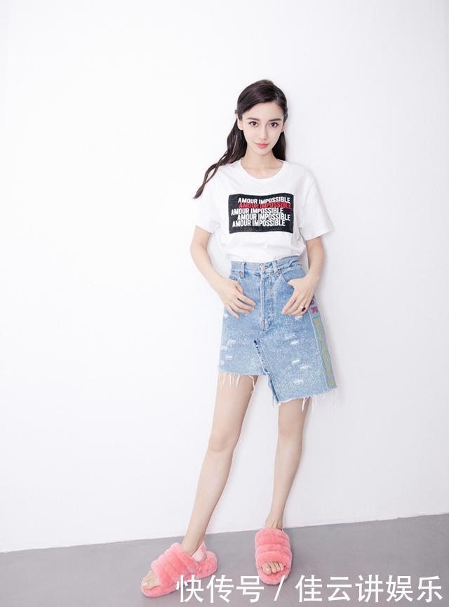 Angelababy又玩季节混搭，短袖短裙清爽迷人，却被脚上棉拖抢镜！