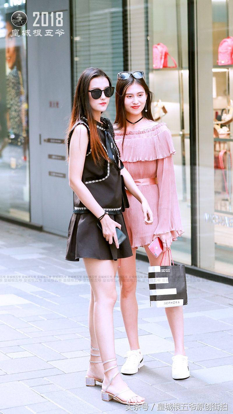 街拍:燥热的三伏天也挡不住女人一颗爱美追求时尚的心