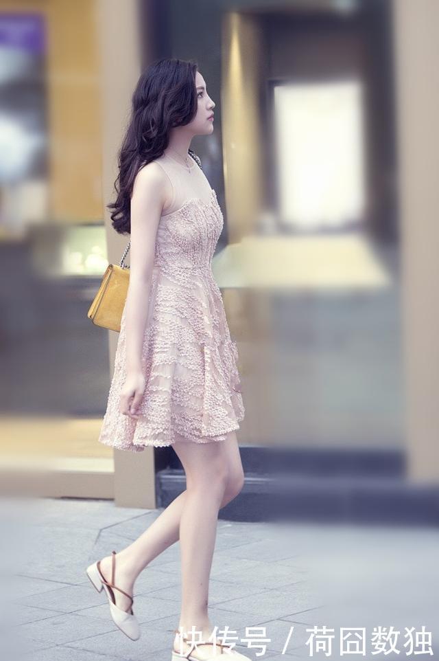 #喜欢#路人街拍:连衣裙撩起仙女范,这样的夏季搭配你喜欢吗?