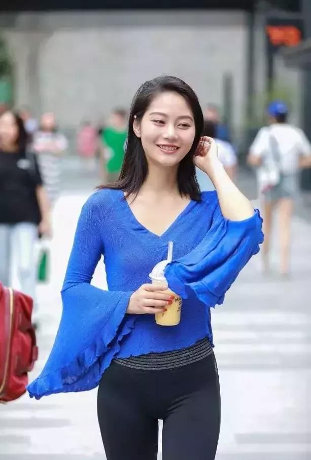 街拍高挑黑色紧身瑜伽裤挺翘浑圆小蛮腰气质甜美女郎