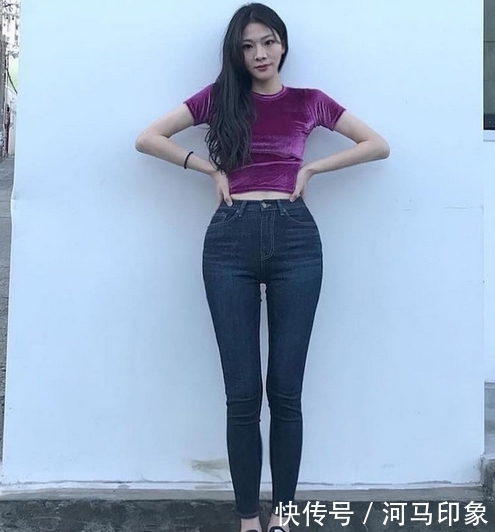  『美女』街拍牛仔裤美女展现出惬意的活力感觉