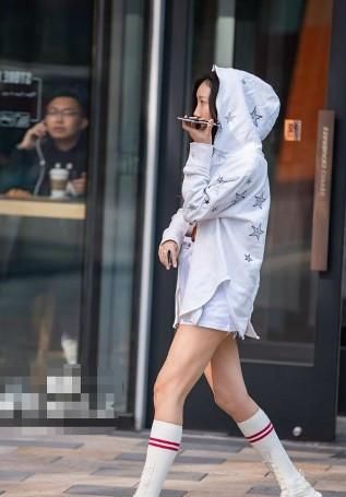  「帽子」路人街拍，小姐姐白色带帽子的衬衫搭配白色短裤，很甜美