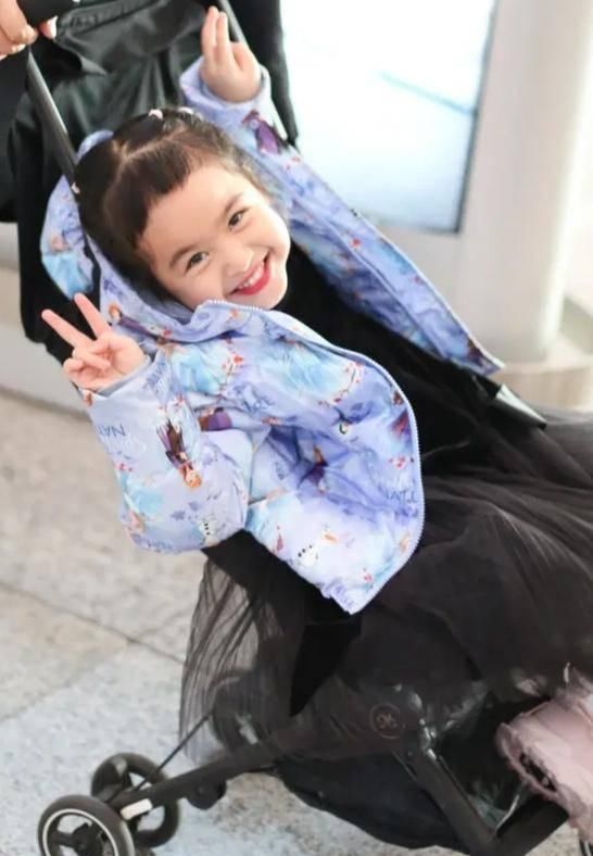  『夫妇』包贝尔夫妇为女儿庆生，5岁的她五官渐渐长开，俏皮精致惹人爱