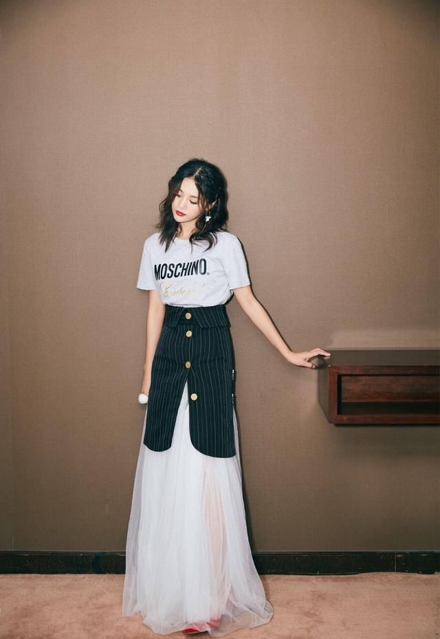 安悦溪穿搭可真发光，魅力爆表 网友：小主，耳环亮了