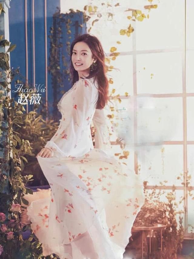 赵薇与舒淇都是42岁，同穿碎花连衣裙，网友:气质秒杀20岁姑娘!