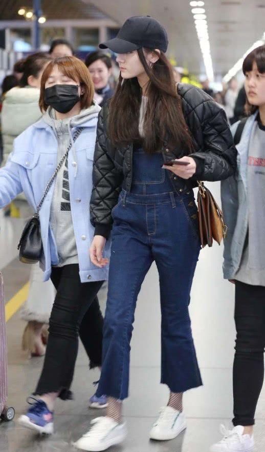 迪丽热巴这一条牛仔裤十分宽松，但显得迪丽热巴的胯部极为宽大