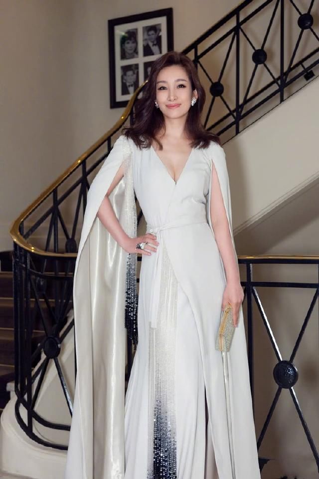 40岁秦海璐厉害了！穿半身开叉裙时髦到炸，网友：风采不减当年！