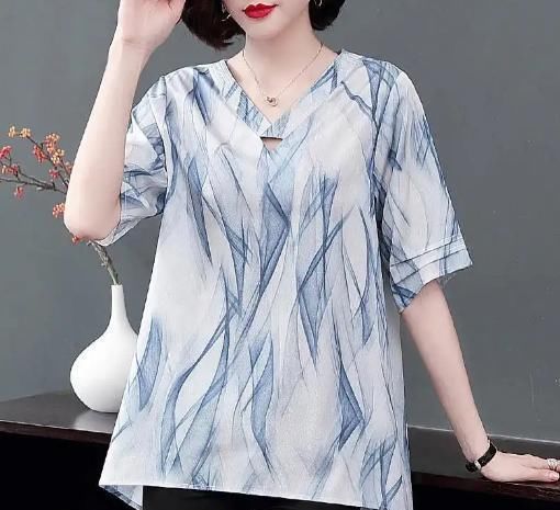  「女人」女人过了37穿年轻点，初夏多穿纯色“铜氨丝”，嫩美的不一般