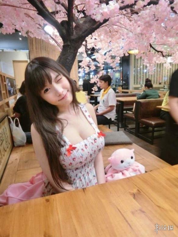 泰国网红＂棒糖妹＂最新福利美照 大胸肌要包不住了！