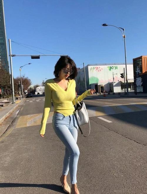 路人街拍,漂亮清纯牛仔裤小姐姐,身材苗条有型曲线十足!