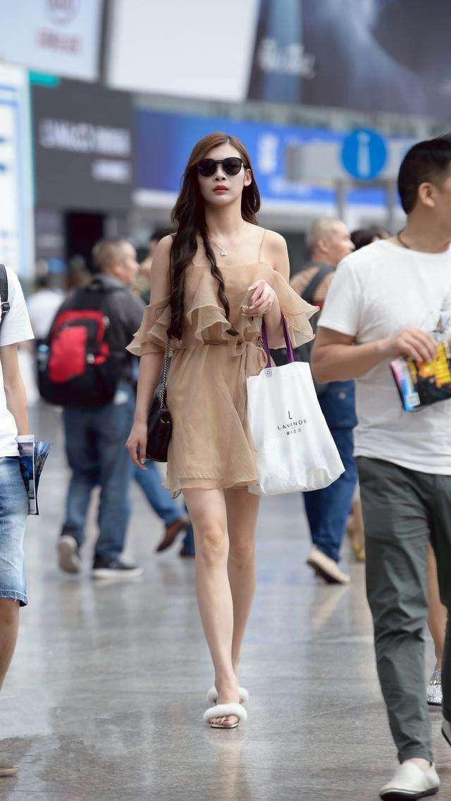 街拍: 美女纯真大方亭亭玉立, 令人心动不已!