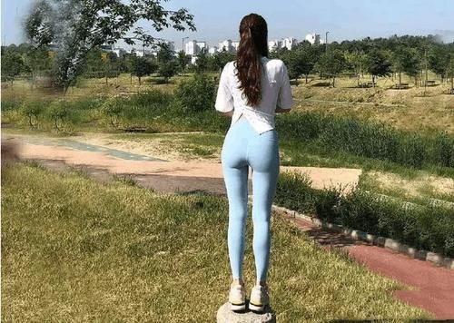 身材高挑的打底裤美女,一样不失女性独有的曲线!