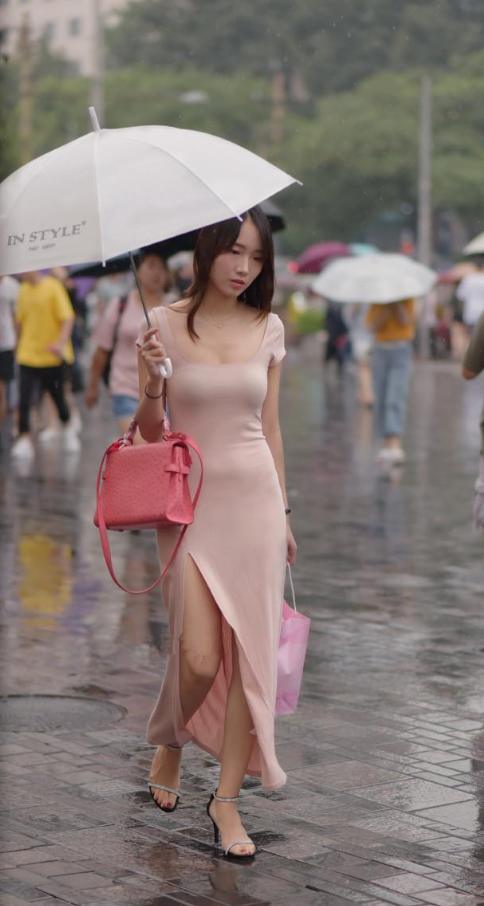 活力四射的打底裤小姐姐穿出曼妙身姿，这身材一看就是练过的！