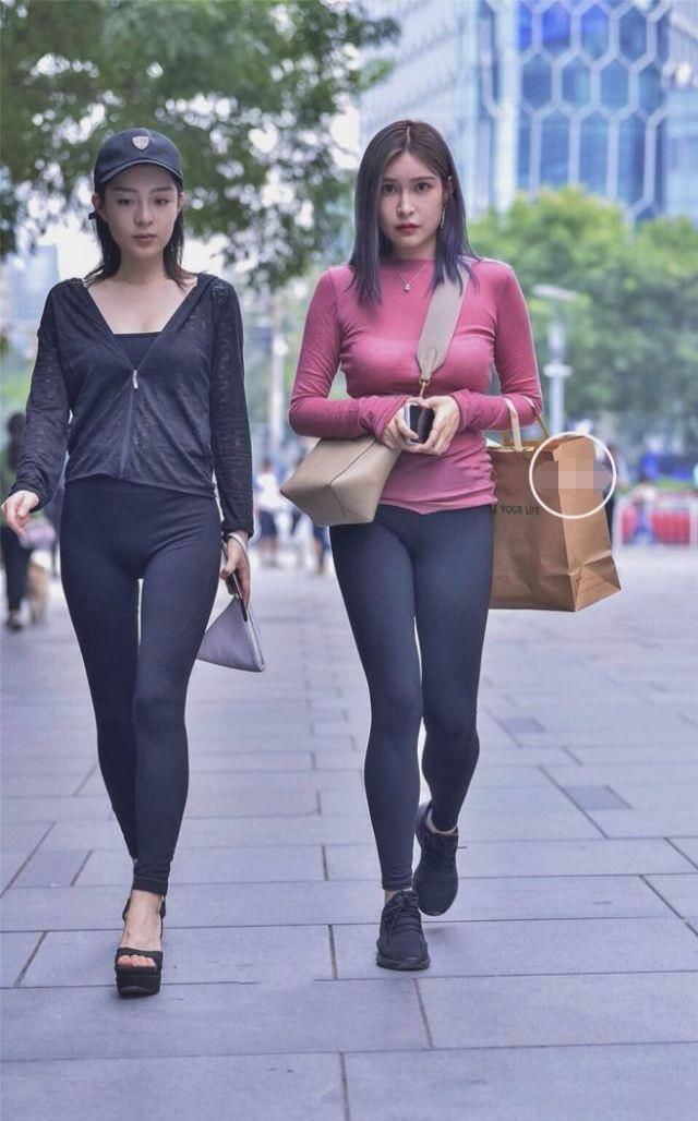 黑色修身裤和露脐装的搭配，丰满女人也会有不错的效果哦!