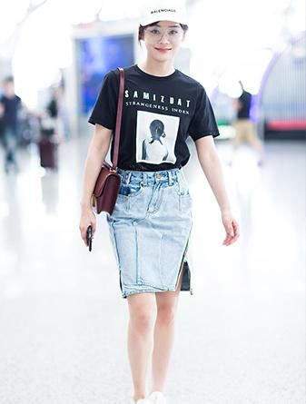 张丹峰机场的T恤图案萌，而杨幂之前现身穿的这件就不好评价了！