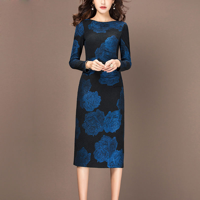 有一种美叫“宝石蓝”秋裙，媲美十件旗袍，虽贵，但美得直入心坎