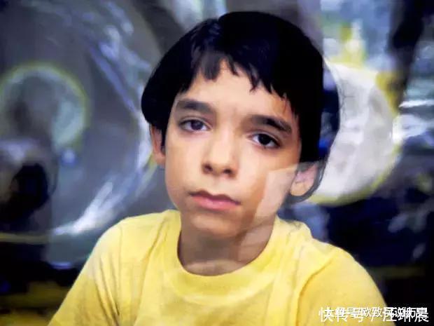  『触摸』12岁才走出隔离罩的“泡泡男孩”，在死亡前第一次触摸到了妈妈