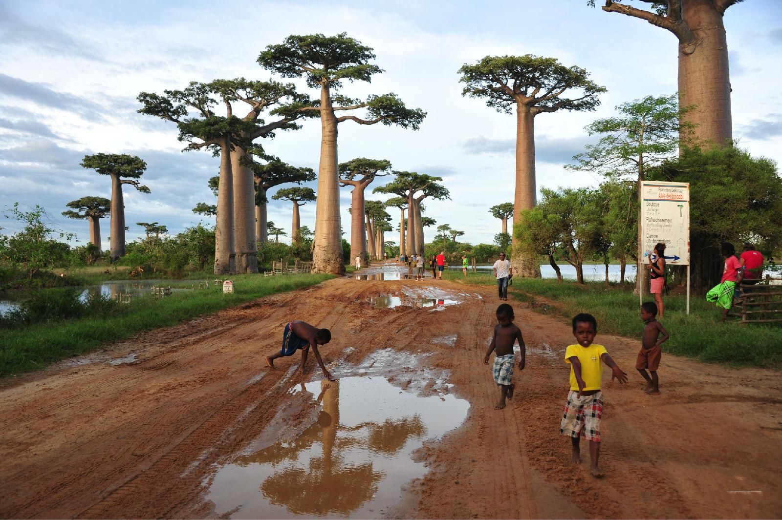 非洲人不爱穿鞋,中国人来这卖拖鞋,却年赚数百