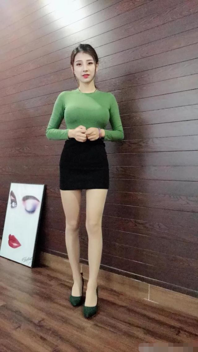 网红小姐姐自带紧身效果，这样的身材喜欢不喜欢?