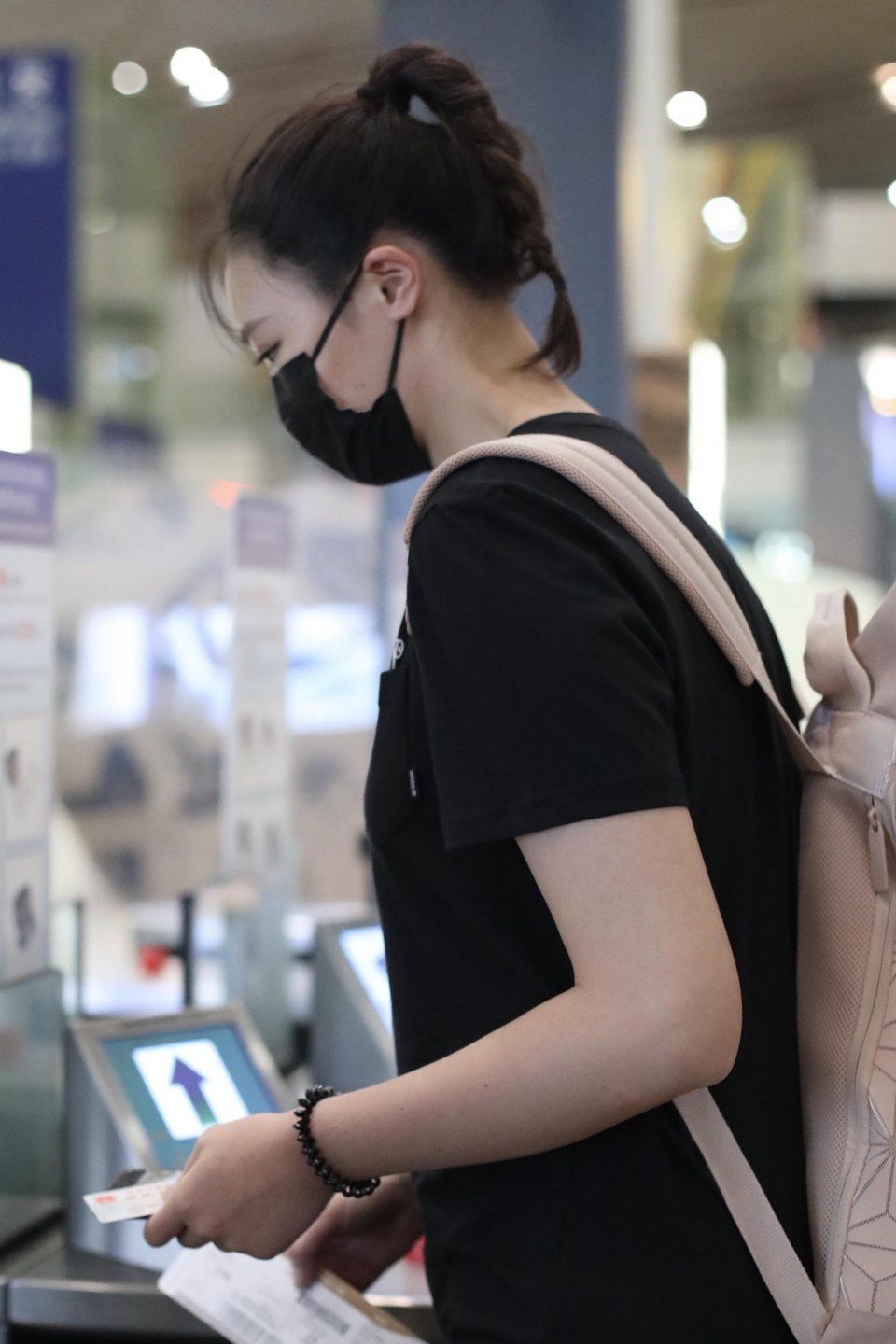 腿长2米!排球女神惠若琪戴口罩现身机场,紧身裤衬托大长腿!