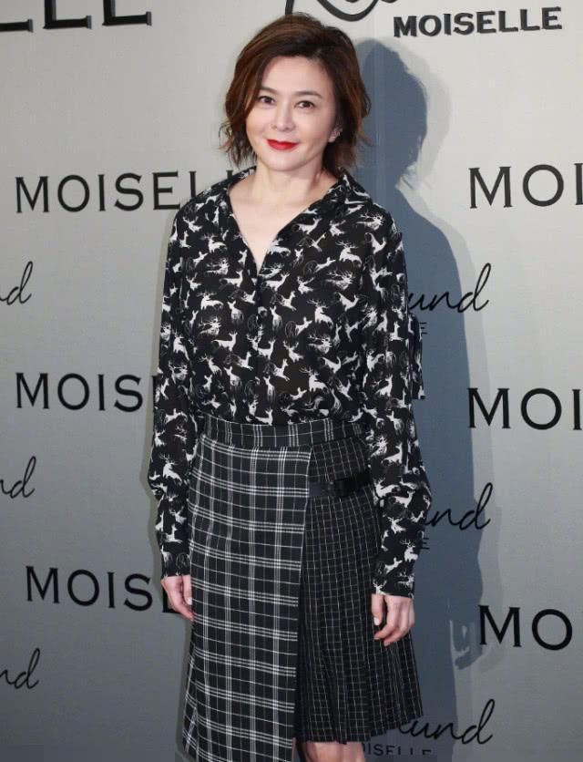 关之琳打扮减龄，遮不住老态，网友:当年十三姨，现在十三姨妈!