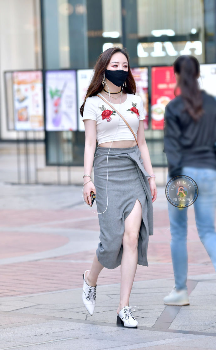 路人街拍：小姐姐穿这么紧身的裙子，够自信，看上去魅力十足！