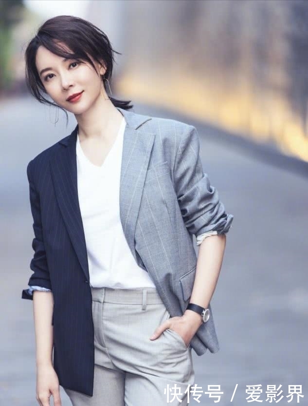 『巴掌』她是董卿心中优雅女人典范,43岁气质好,一袭红裙凸显“巴掌腰”