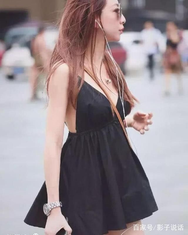 气质小姐姐黑色超短裙暴露迷人大白腿,身材苗条上身丰满