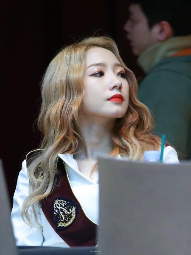 孟美岐脱离美颜形象大变样！看了这张照片，网友表示：垮了！