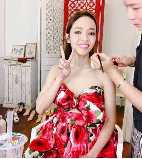 辣妈侯佩岑红色洋装小露事业线 笑容清纯甜美动人