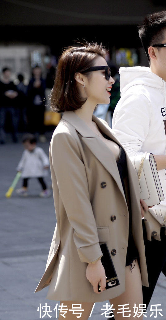 气质女神下身热裤消失，秀出修长纤细的美腿