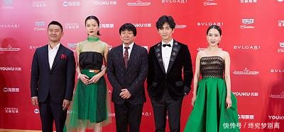 马苏穿长裙与“她”撞衫，拼尽性感与妩媚，网友身材气质却全输