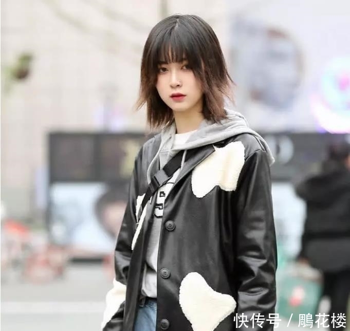 拥有:街拍:拥有独特气质的女子,穿搭时尚,彰显迷人女性之美