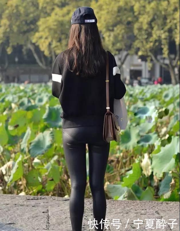皮裤■在湖边靓丽自拍，多了几分迷人！，街拍：穿黑色皮裤的性感女孩
