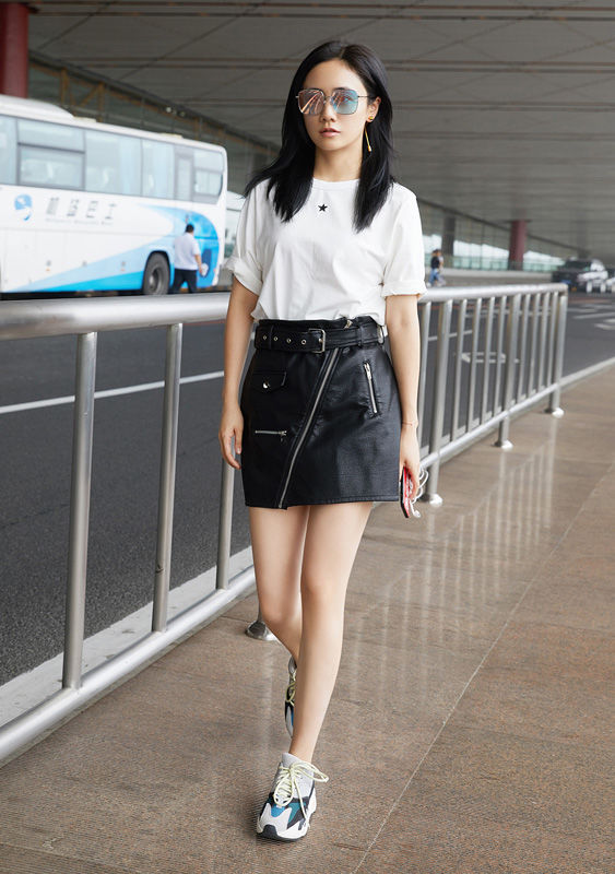 刘芸机场黑白配秀美腿 秀发披肩清新自然