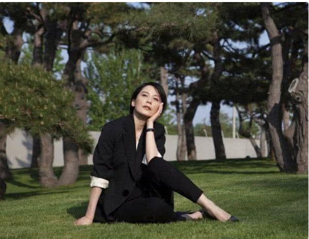 64岁赵雅芝47岁俞飞鸿同穿九分裤，网友:真假冻龄女神谁看都清楚