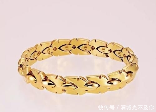  『小心』超粗手链吸引她目光，小心别被当作暴发户！