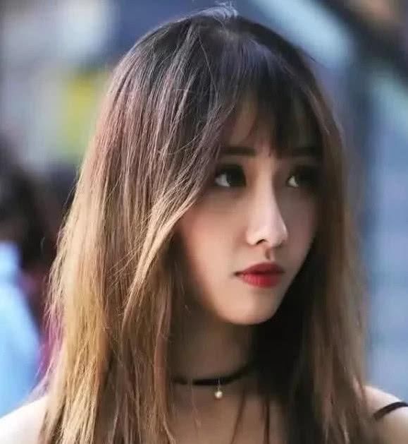  「初恋情人」街拍：穿吊带的小姐姐，“初恋情人”
