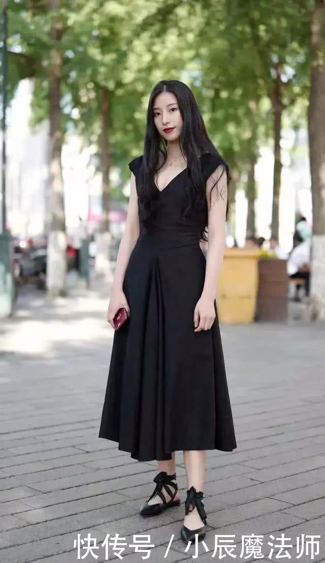  『格子』路人街拍，妹子身上穿了一件格子风格的短袖，看起来就非常的自信