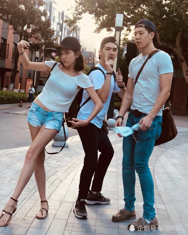 许玮甯着深V领现身，下半身包不住重点，网友：这裙子跟没穿一样