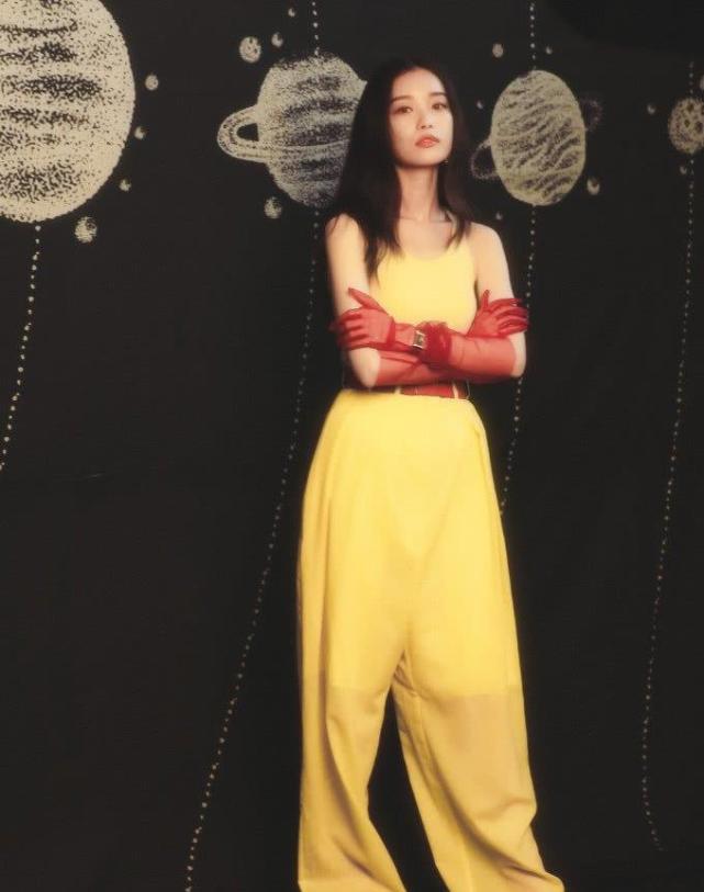 倪妮真会玩,土到掉渣的黄背心黄裤红手套,在她身上意外的好看!