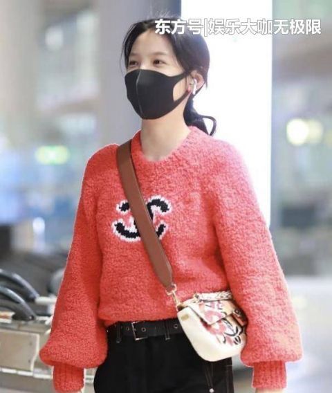  [美女]街拍：面带微笑的美女，一件白色上衣配牛仔短裤，青春活力气息