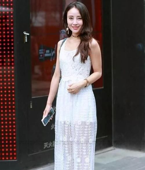  完美@街拍：语笑嫣然的小姐姐，一件白色的连衣裙，时尚完美好身材