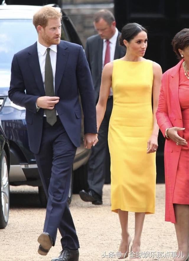 新王妃梅根穿亮黄色铅笔裙亮相，要是凯特王妃在，可能还是会输