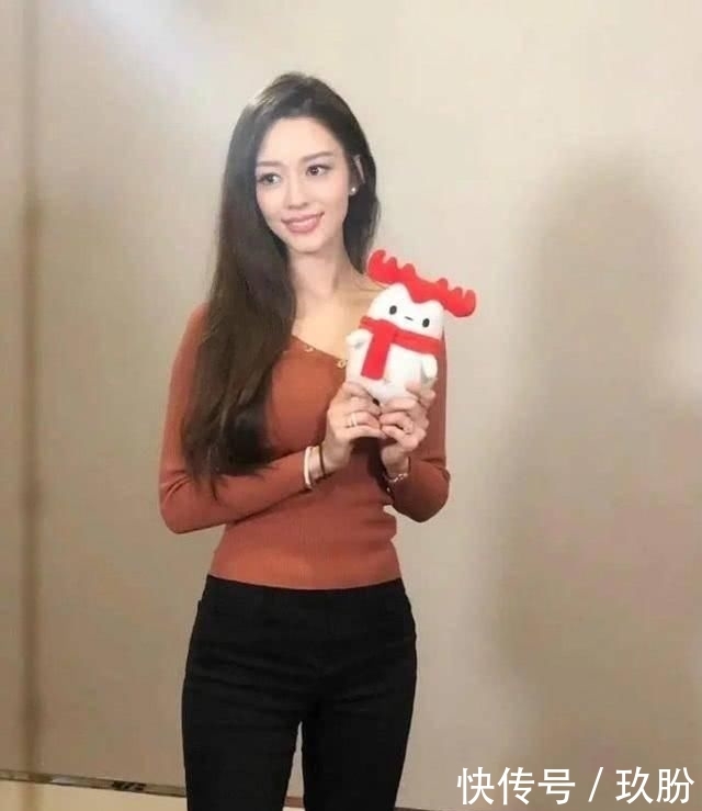 『镜头』吉娜这3D身材绝了,穿上旗袍后朗朗忙遮镜头,这女人美得太惊艳