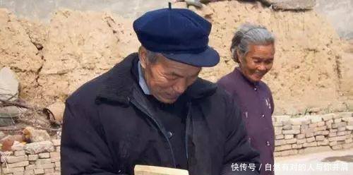 下岗工人到了退休年龄，却没钱交保险怎么办